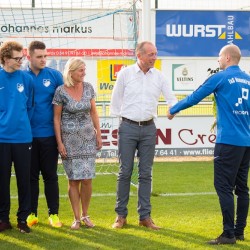 Übergabe der neuen Trainingsanzüge mit dem Sponsor Dieter Schraad