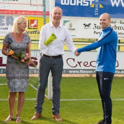 Übergabe der neuen Trainingsanzüge mit dem Sponsor Dieter Schraad