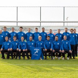 Übergabe der neuen Trainingsanzüge mit dem Sponsor Dieter Schraad