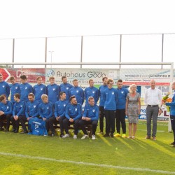 Übergabe der neuen Trainingsanzüge mit dem Sponsor Dieter Schraad